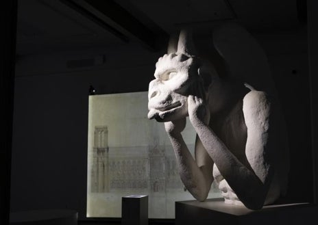 Imagen secundaria 1 - Arriba, una réplica del rosetón catedralicio. Abajo, una copia de la quimera de Viollet-le-Duc y de la imagen de Nuestra Señora de París