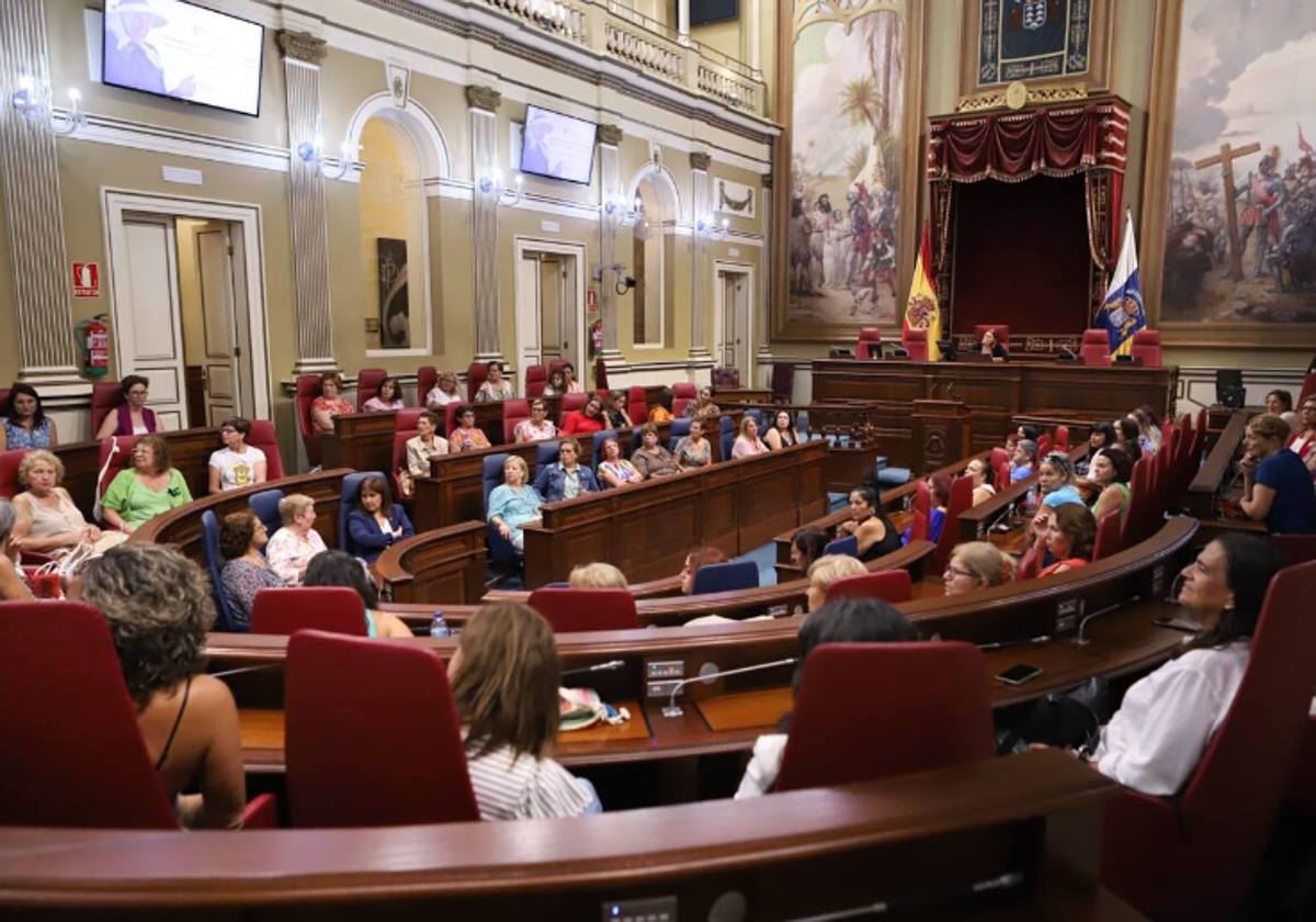 Pleno del Parlamento canario en foto de archivo