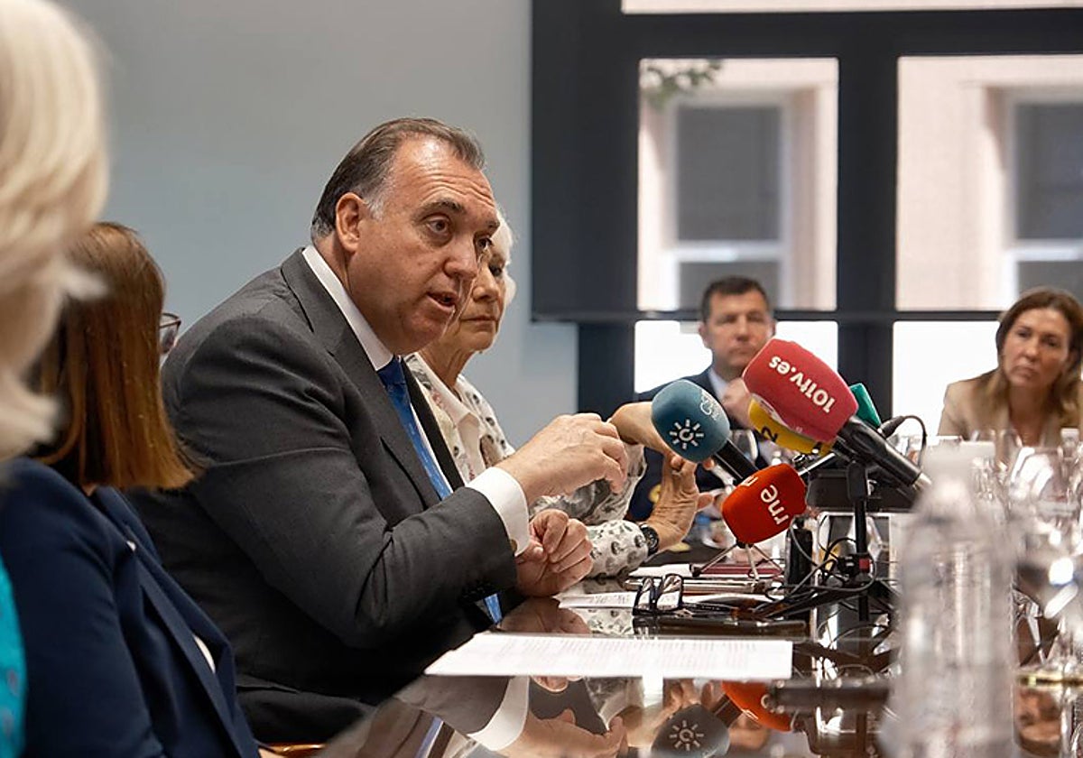 Arturo Bernal interviene durante su visita a la sede de la Autoridad Portuaria de la Bahía de Cádiz