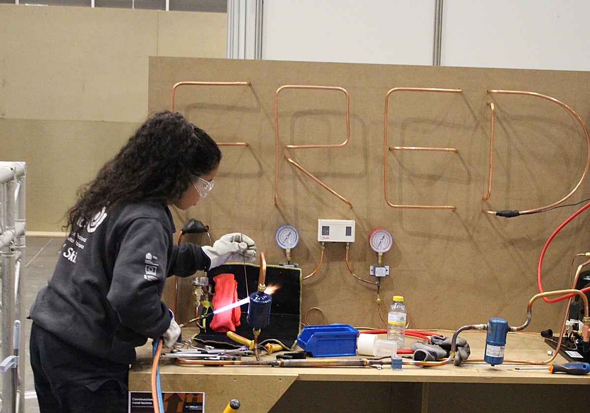 Imagen de archivo de una alumna de una FP de grado medio en la Comunidad Valenciana