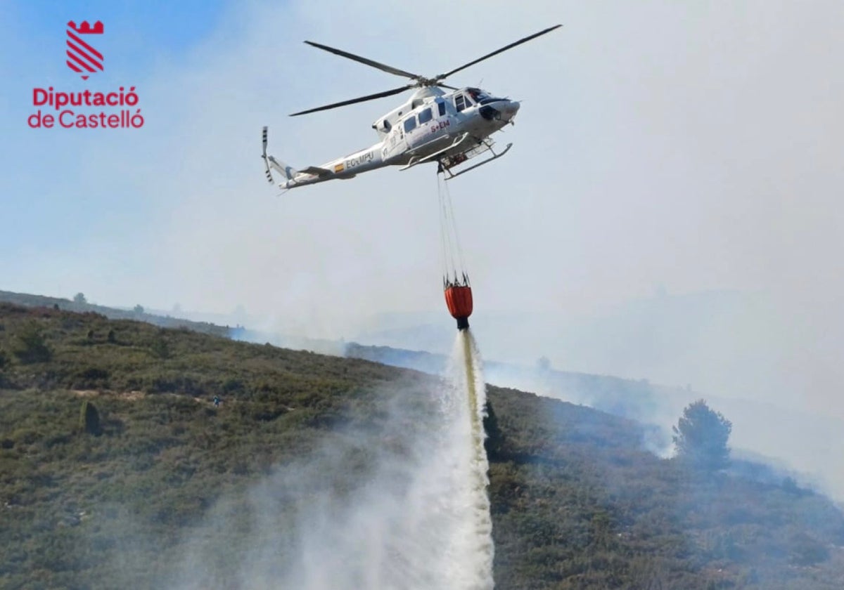 Un helicóptero descarga agua en el incendio de Cabanes, en una imagen difundida por la Diputación de Castellón.