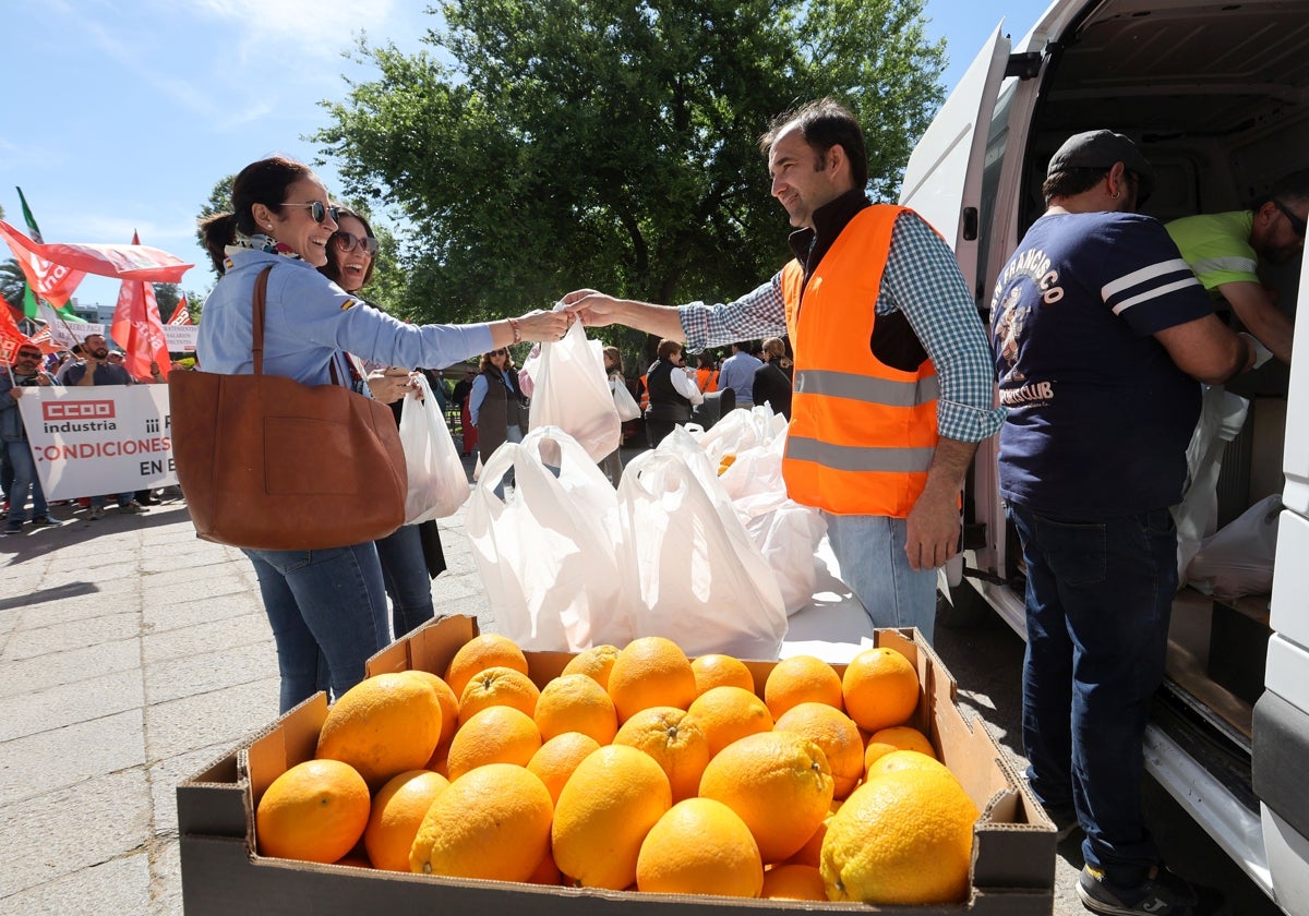 Reparto de naranjas frente a la Subdelegación del Gobierno en Córdoba