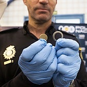 Tragaperras, tiendas y bares para lavar la plaga china de monedas falsas de dos euros