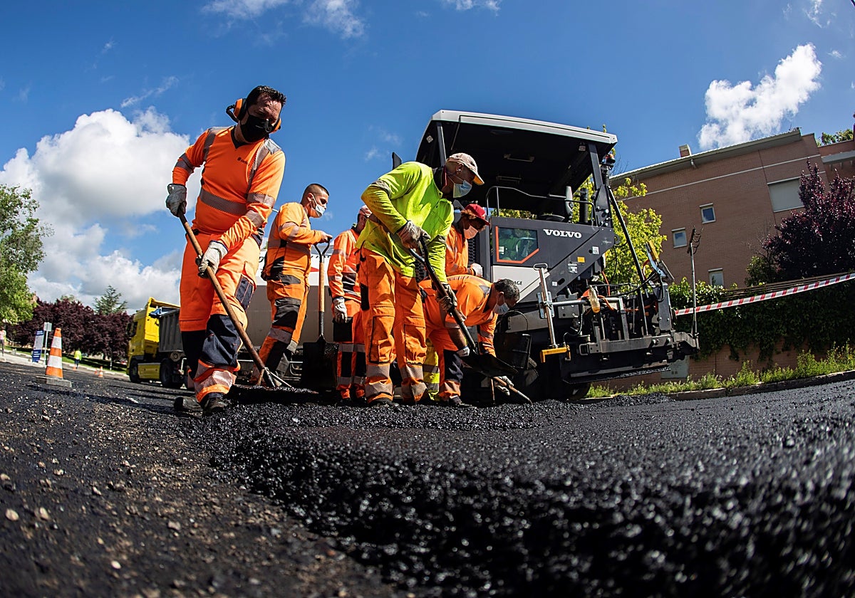 Varios operarios trabajan en la Operación Asfalto, en una calle de Madrid
