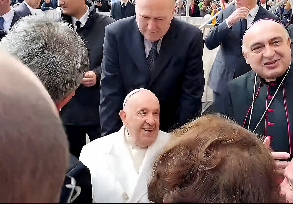 Imagen del Papa con el Arzobispo Benavent y la delegación valenciana en Roma