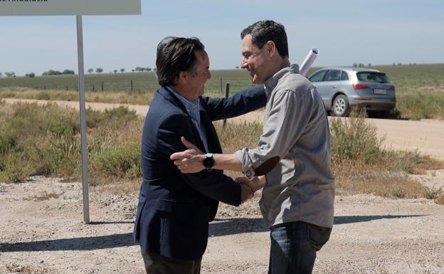 Juanma Moreno saluda con efusividad a Ricardo Araque, de Hisparroz, la anterior empresa propietaria