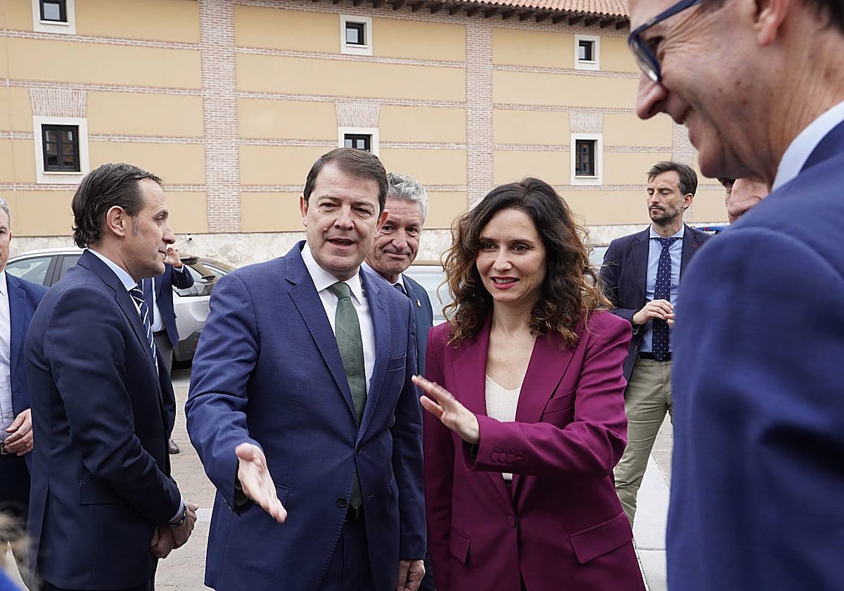 La presidenta de la Comunidad de Madrid, Isabel Díaz Ayuso, participa en el Foro Económico de El Norte de Castilla. En la imagen, junto al presidente de Castilla y León, Alfonso Fernández Mañueco