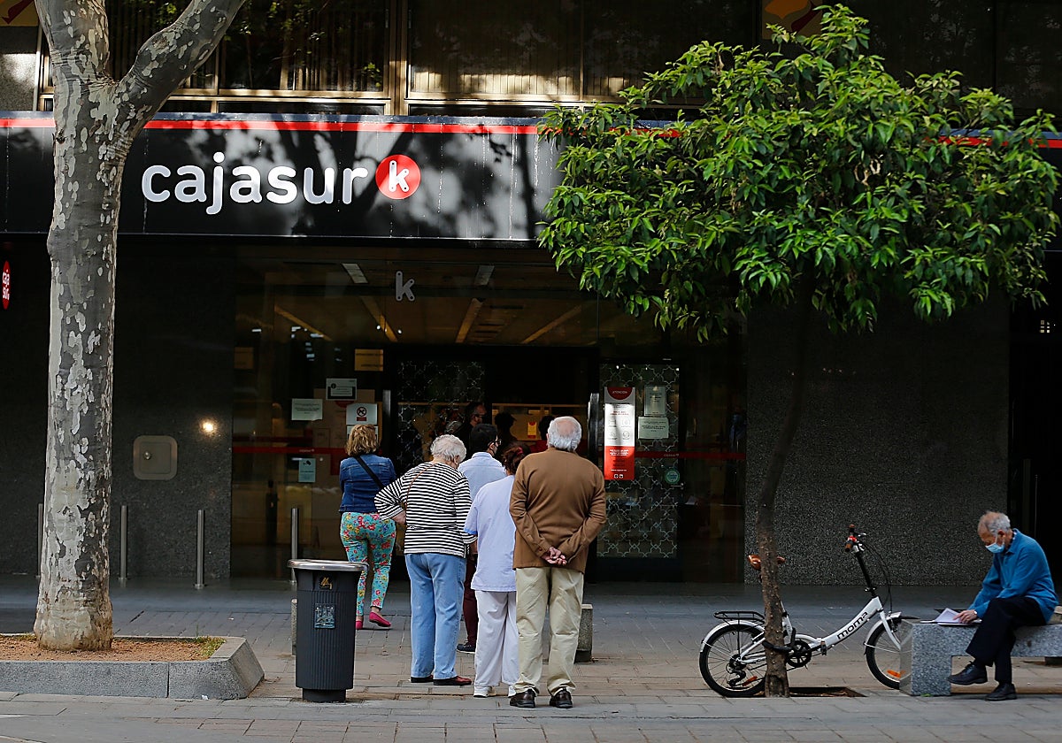 Clientes en el exterior de una oficina de Cajasur