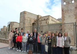 El alcalde de Escalona recibe a la Asociación Down Toledo en su visita para conocer el municipio