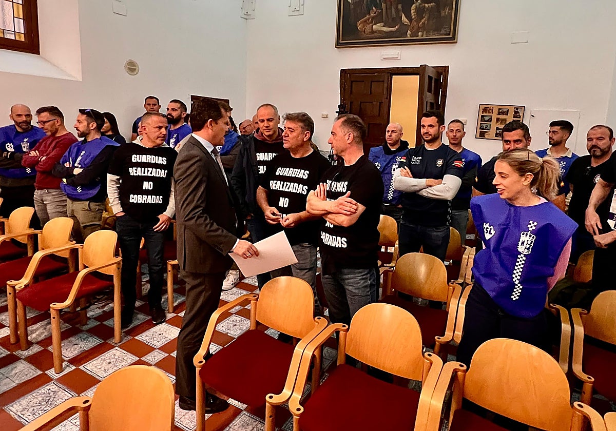 El alcalde, con los agentes de la Policía Local