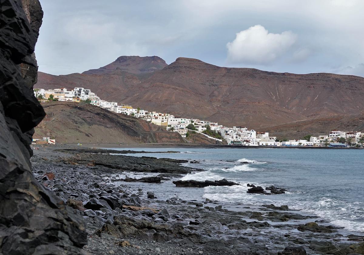 El pueblo secreto de España que está a orillas de una playa volcánica:  dónde está y cómo llegar