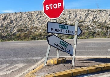 Mueren dos personas en el choque frontal de dos coches en Puente Genil