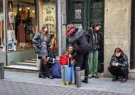 Un grupo de turistas, en el portal de un piso turístico, en Madrid