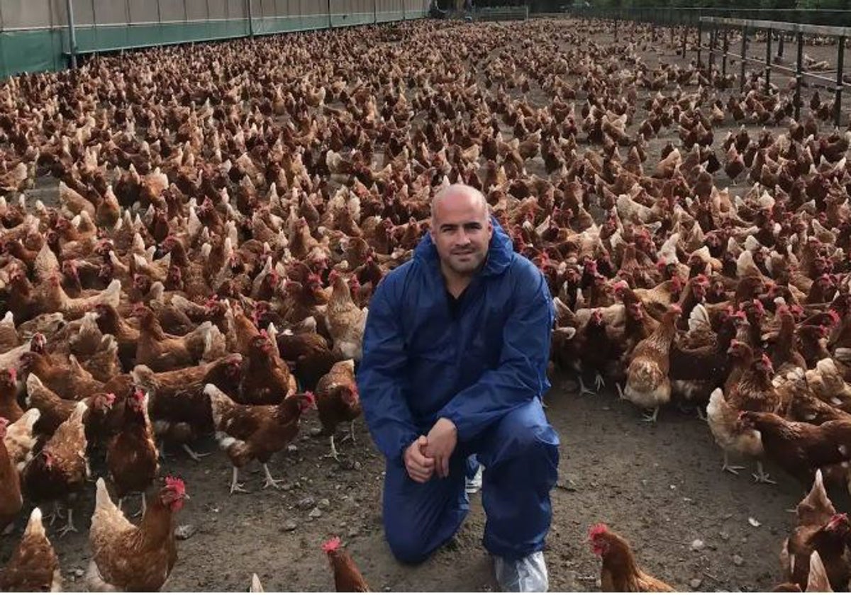 Rubén Martínez, CEO de Rujamar, con sus gallinas en una imagen de archivo