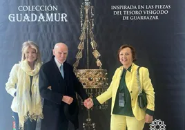 Jesús y Cristina Yanes con la alcaldesa de Guadamur, Sagrario Gutiérrez