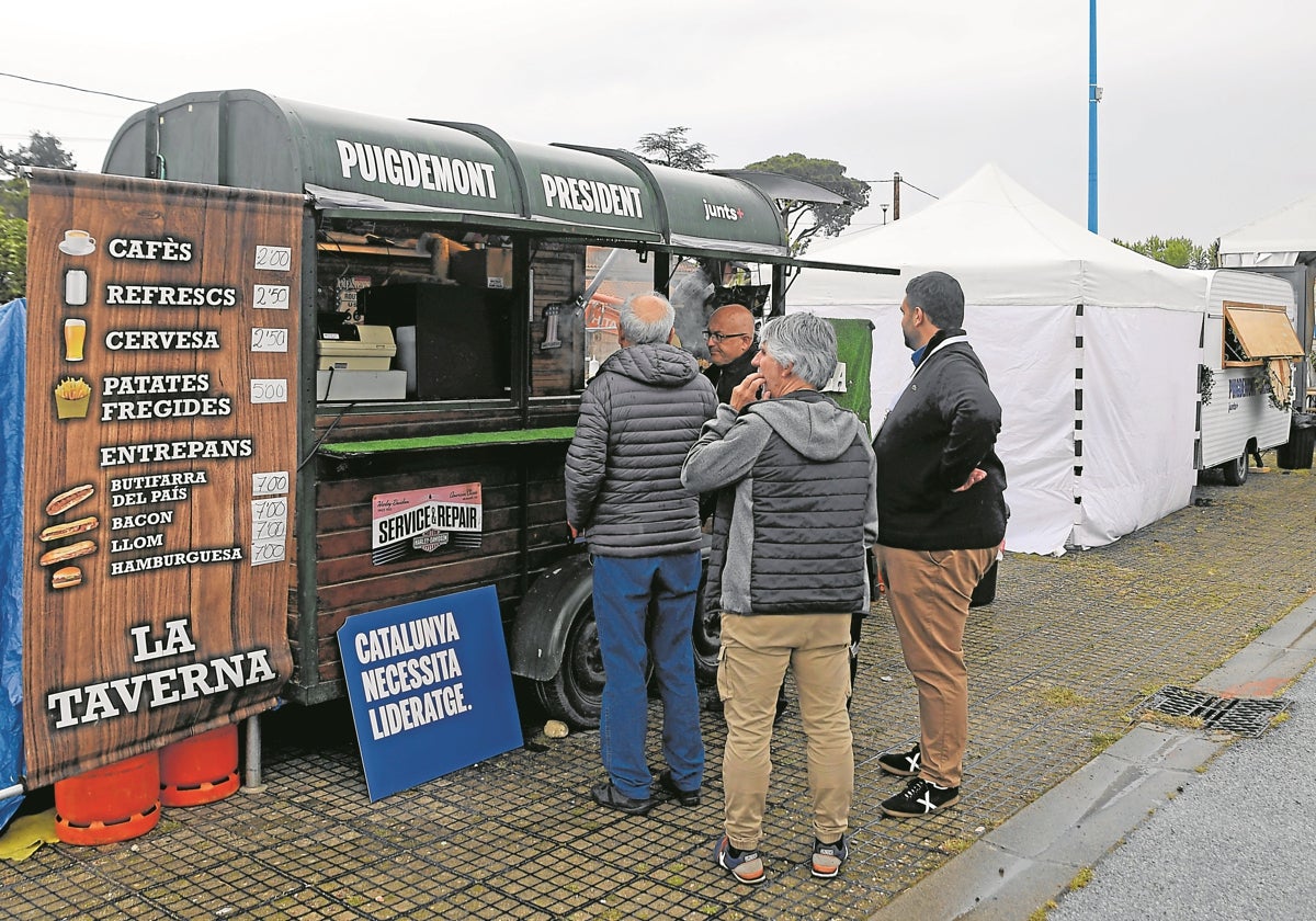 Uno de los tenderetes de comida en los mítines de Puigdemont