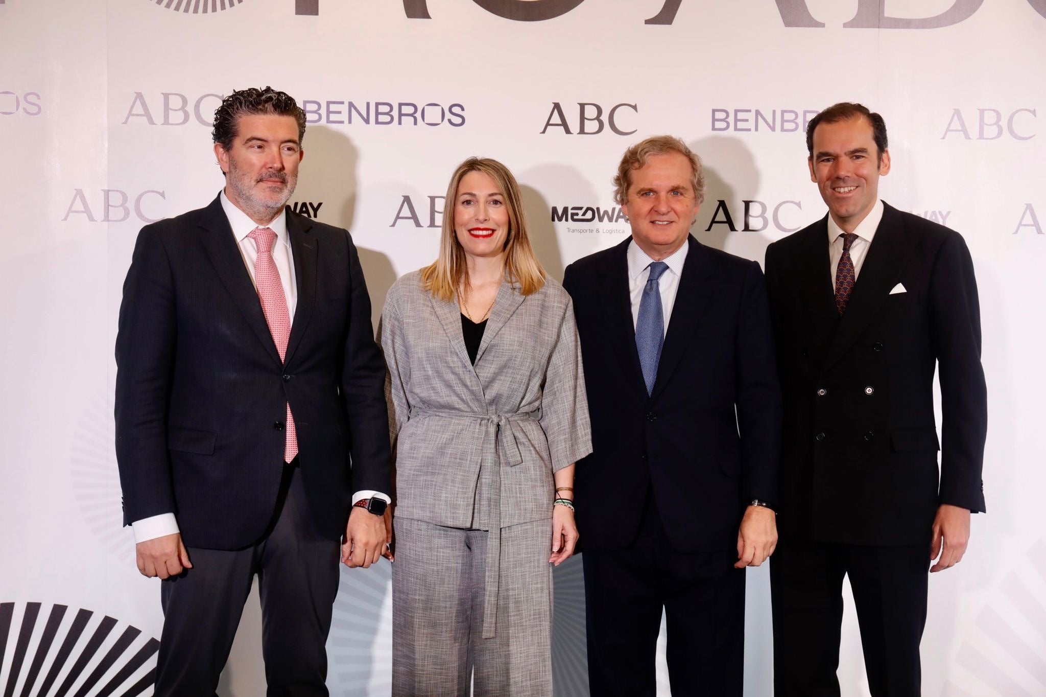 La presidenta extremeña María Guardiola, protagonista del último Foro ABC, posa rodeada del director de ABC Julián Quirós, el presidente de Vocento Ignacio Ybarra y el presidente de Benbros, Rafael Benjumea