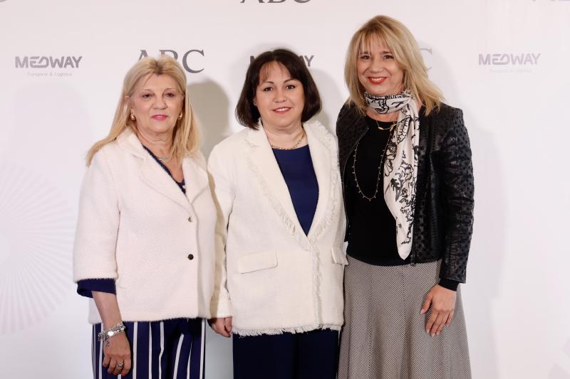 Las senadoras María Dolores Marcos y Mónica Grados junto a la diputada Cristina Teniente