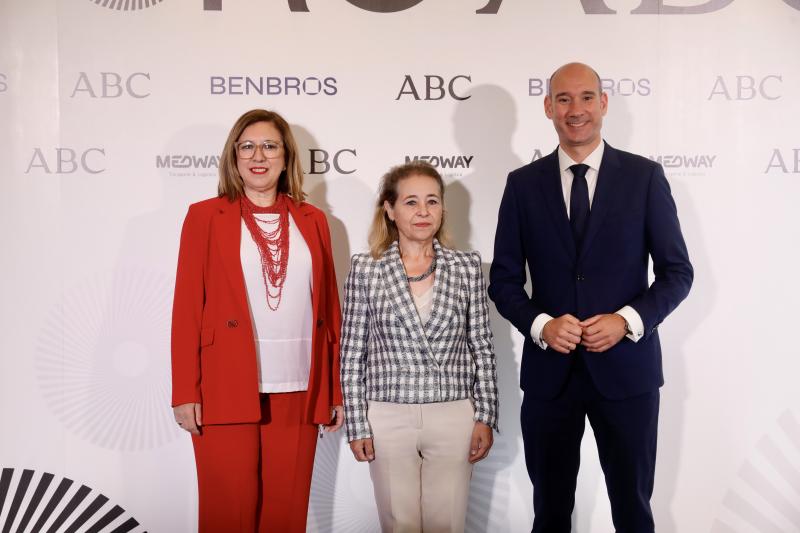 La consejera de Agricultura de la Junta de Extremadura, Mercedes Morán; la consejera de Educación de la Junta de Extremadura, María Mercedes Vaquera; y el portavoz del PP en la Asamblea de Extremadura, José Ángel Sánchez