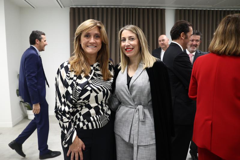 La directora general de ABC, Ana Delgado, posa con la presidenta extremeña María Guardiola