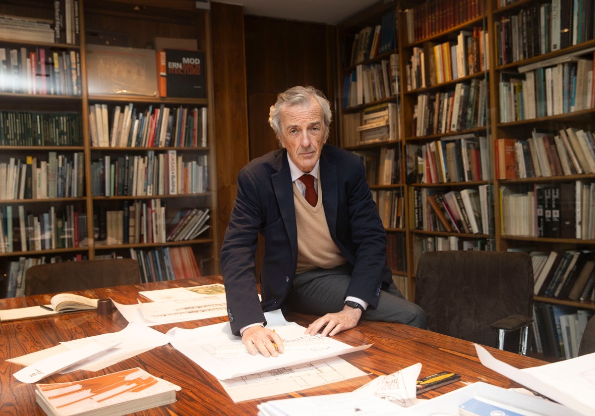 El arquitecto, en su despacho del Paseo de la Castellana de Madrid