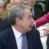 Zapatero y Moratinos (centro) hablan con María Teresa Fernández de la Vega. En los extremos, los ministros Albares (izquierda) y Planas (derecha)