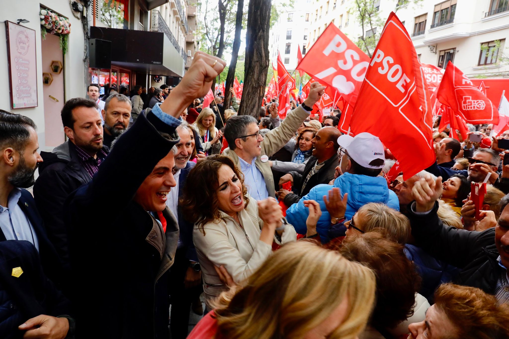 Comité Federal del PSOE y acto de apoyo de simpatizantes de Pedro Sánchez frente a Ferraz, en imágenes