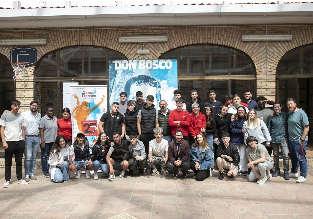 Alumnos, profesores y el director territorial de Córdoba, Antonio Ruiz Herrera, posan en el patio de la Fundación Don Bosco