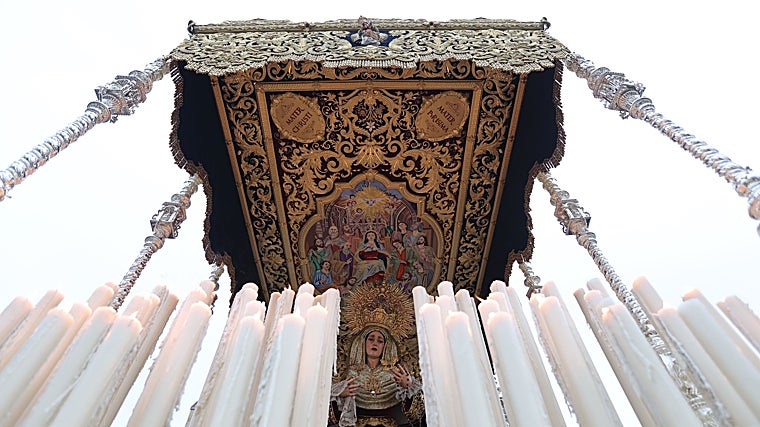 Techo de palio completo en bordado del Dulce Nombre, el Domingo de Ramos