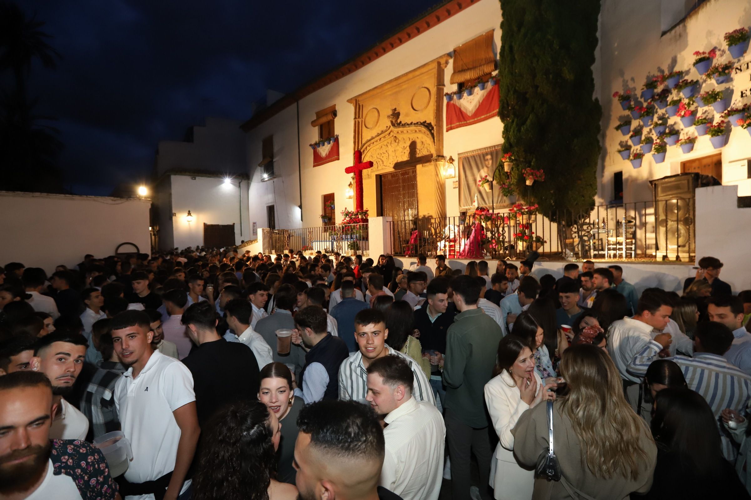 Fotos: El ambiente en las Cruces de Mayo la primera noche de la fiesta
