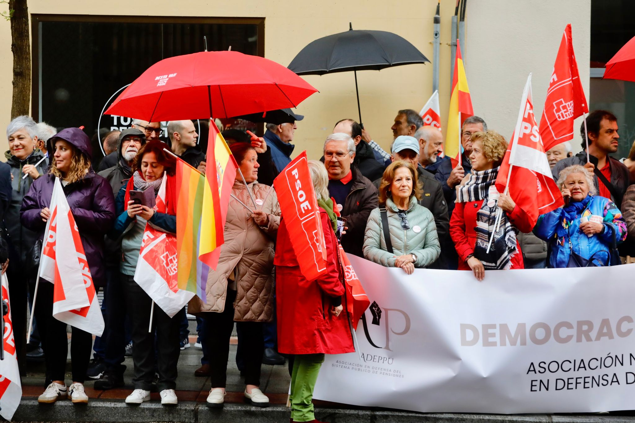 Comité Federal del PSOE y acto de apoyo de simpatizantes de Pedro Sánchez frente a Ferraz, en imágenes