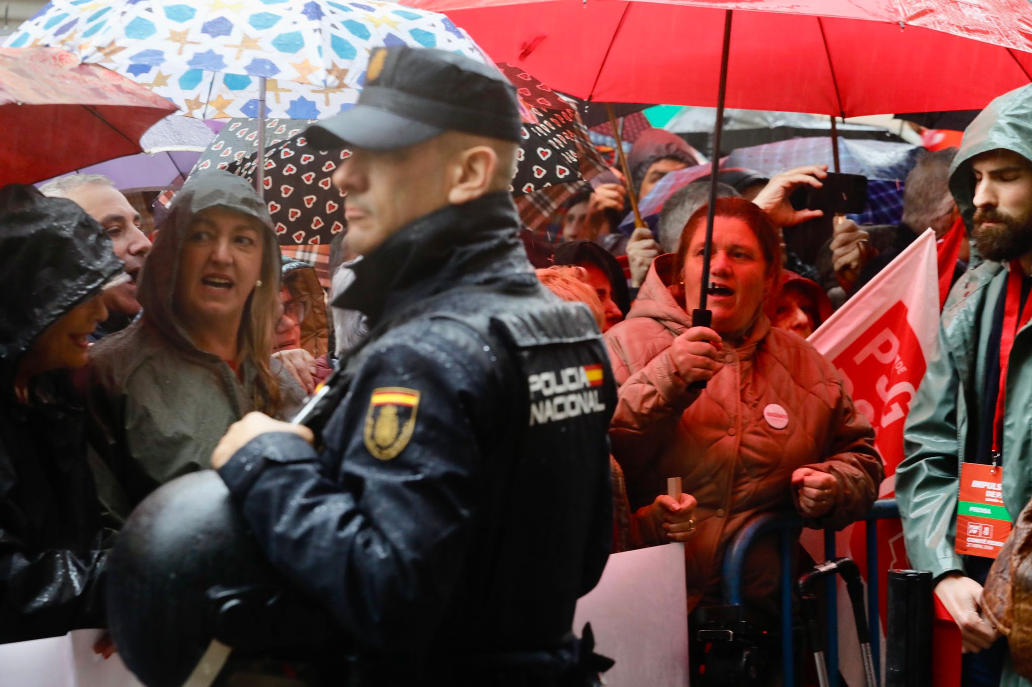 Comité Federal del PSOE y acto de apoyo de simpatizantes de Pedro Sánchez frente a Ferraz, en imágenes