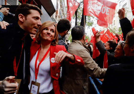 Dirigentes socialistas abrazan a simpatizantes a la salida de Ferraz.