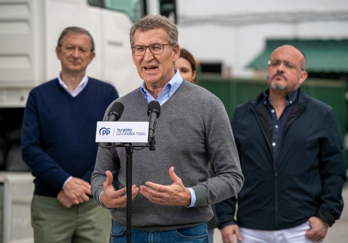 Alberto Núñez Feijóo, presidente del PP, hoy, durante su atención a los medios en Tortosa tras visitar una empresa de la ciudad