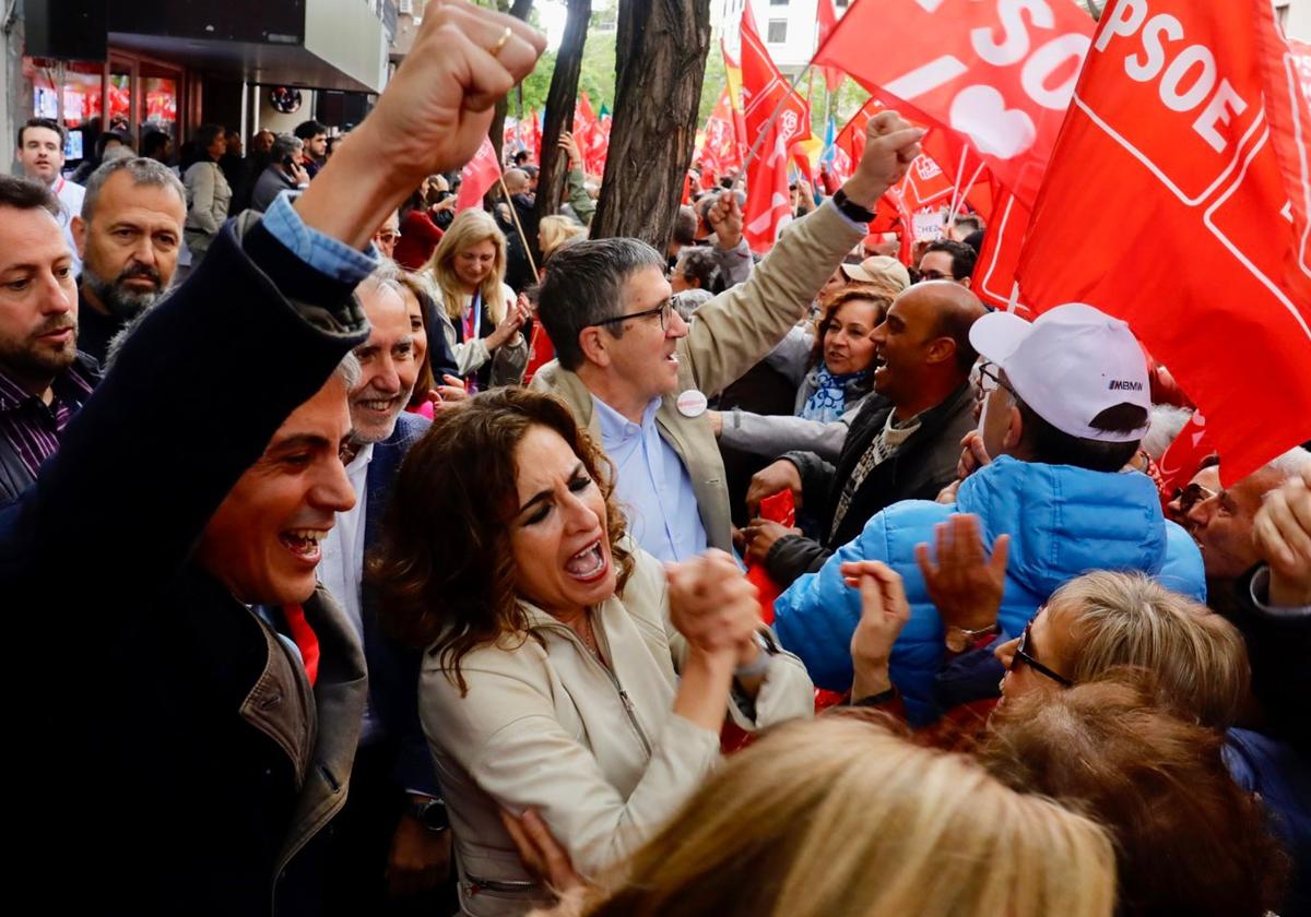 Dirigentes del PSOE saludan a los manifestantes tras el Comité Federal