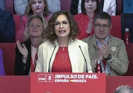 Montero dirige la súplica del PSOE a Sánchez: «Te queremos, merece la pena que ganen los buenos»