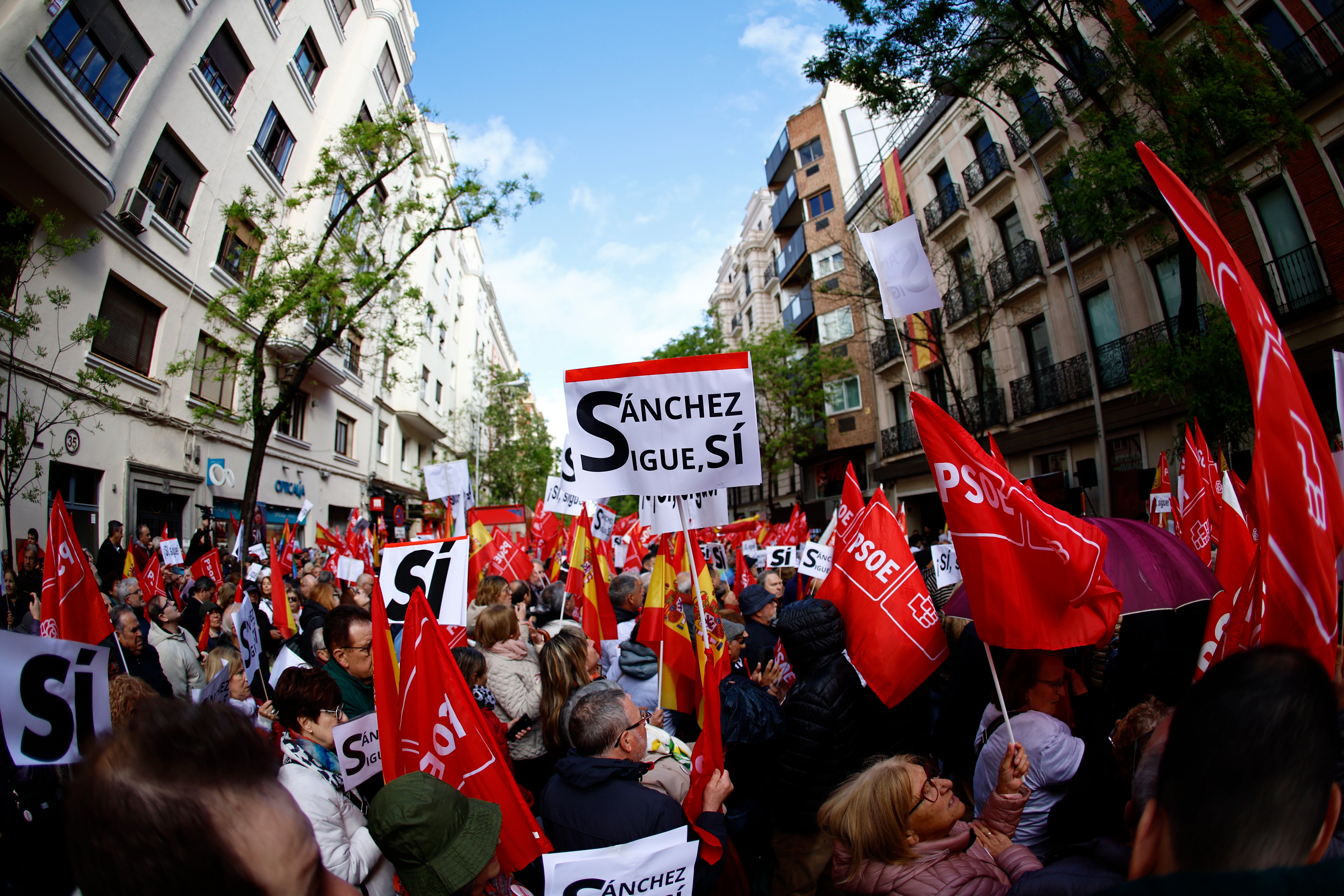 Muchas pancartas con 'sí' en respuesta a la pregunta de Sánchez de si merece la pena planteada en su carta