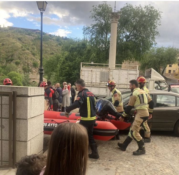 Los bomberos rescatan la Barca Pasaje que se quedó varada en el Tajo con varias personas