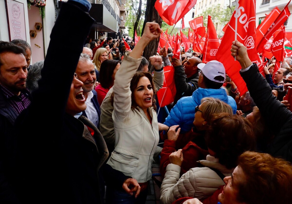 Líderes del PSOE saludan a militantes tras el Comité Federal del sábado