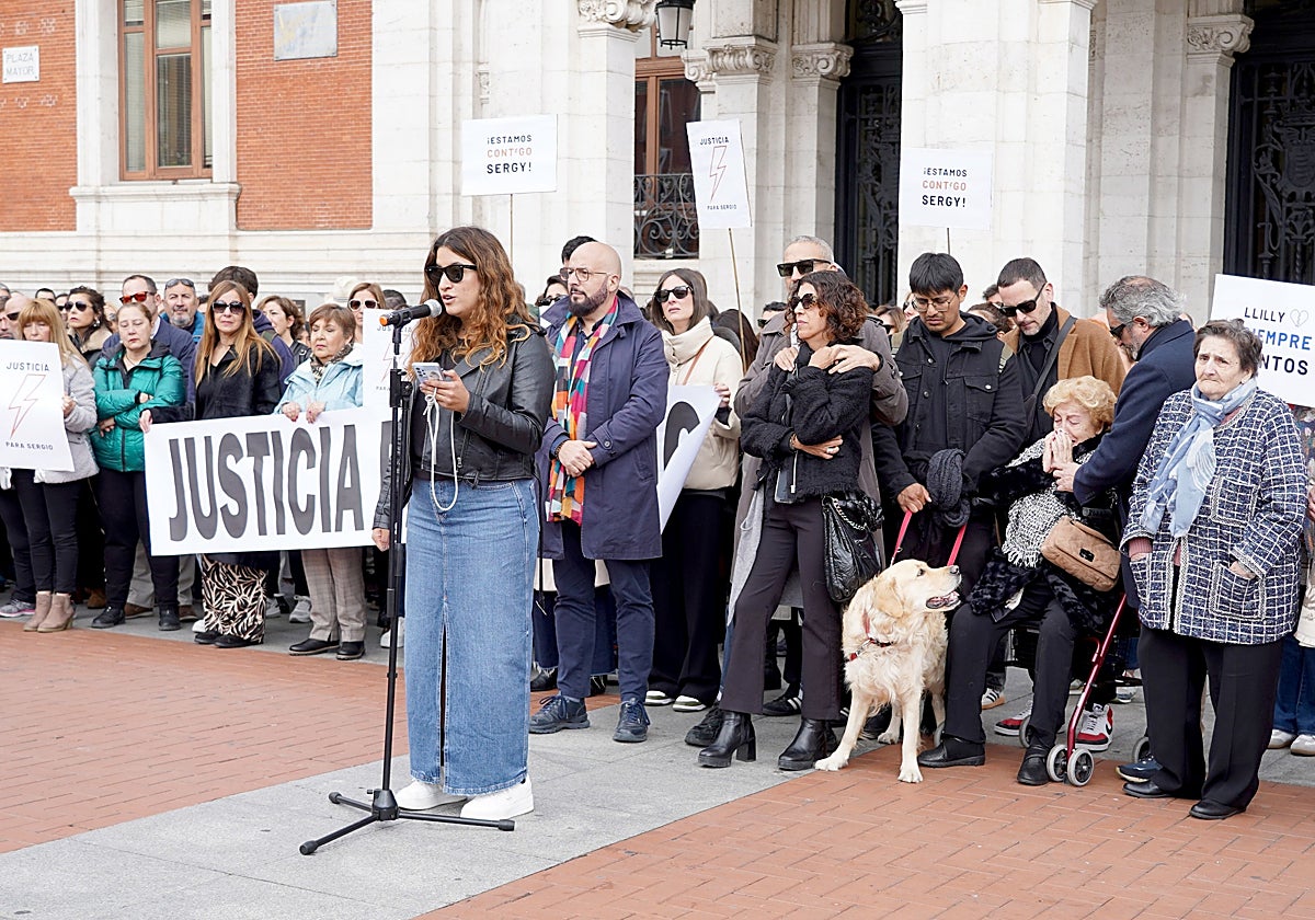 Carla, la hermana de Sergio Delgado Franco, junto a familias y amigos en el homenaje este domingo en Valladolid en recuerdo del joven asesinado en Burgos en febrero