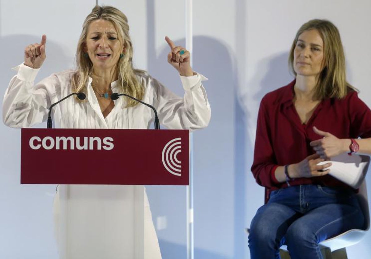 La vicepresidenta segunda del Gobierno y líder de Sumar, Yolanda Díaz (i), y la candidata de Comuns Sumar a la presidencia de la Generalitat, Jessica Albiach, durante el acto de campaña electoral celebrado este mediodía en L,Hospitalet de Llobregat