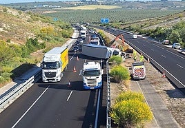 Accidente Códoba: herido el conductor de un camión tras volcar en la A-45 a su paso por Aguilar