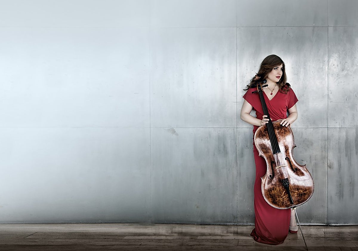 Imagen de Alisa Weirlerstein, intérprete de 'Outscape' de Pascal Dusapin, bajo la direción de Baldur Brönnimann en Valencia