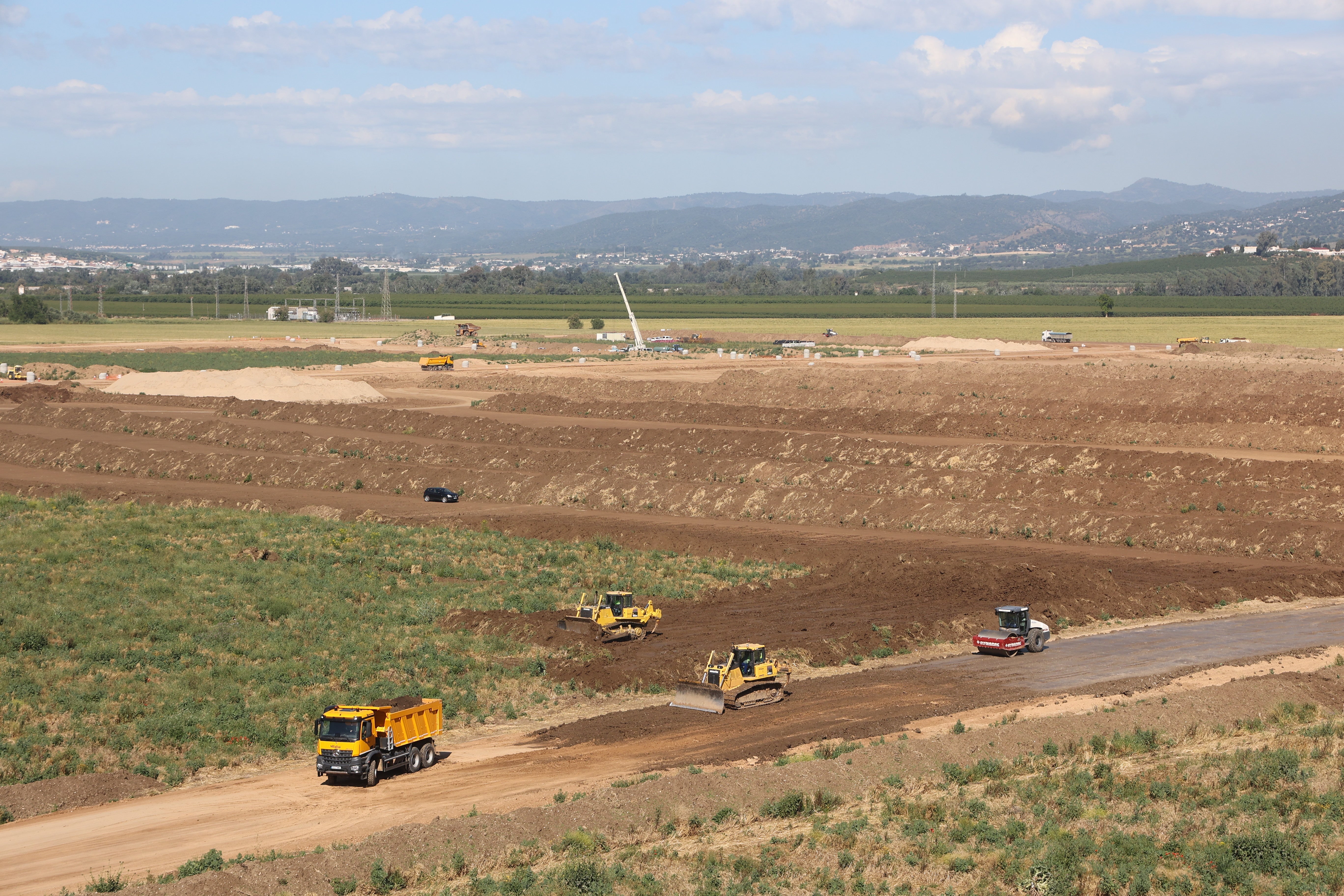Las imágenes de la visita de la ministra de Defensa a las obras de la Base Logística del Ejército