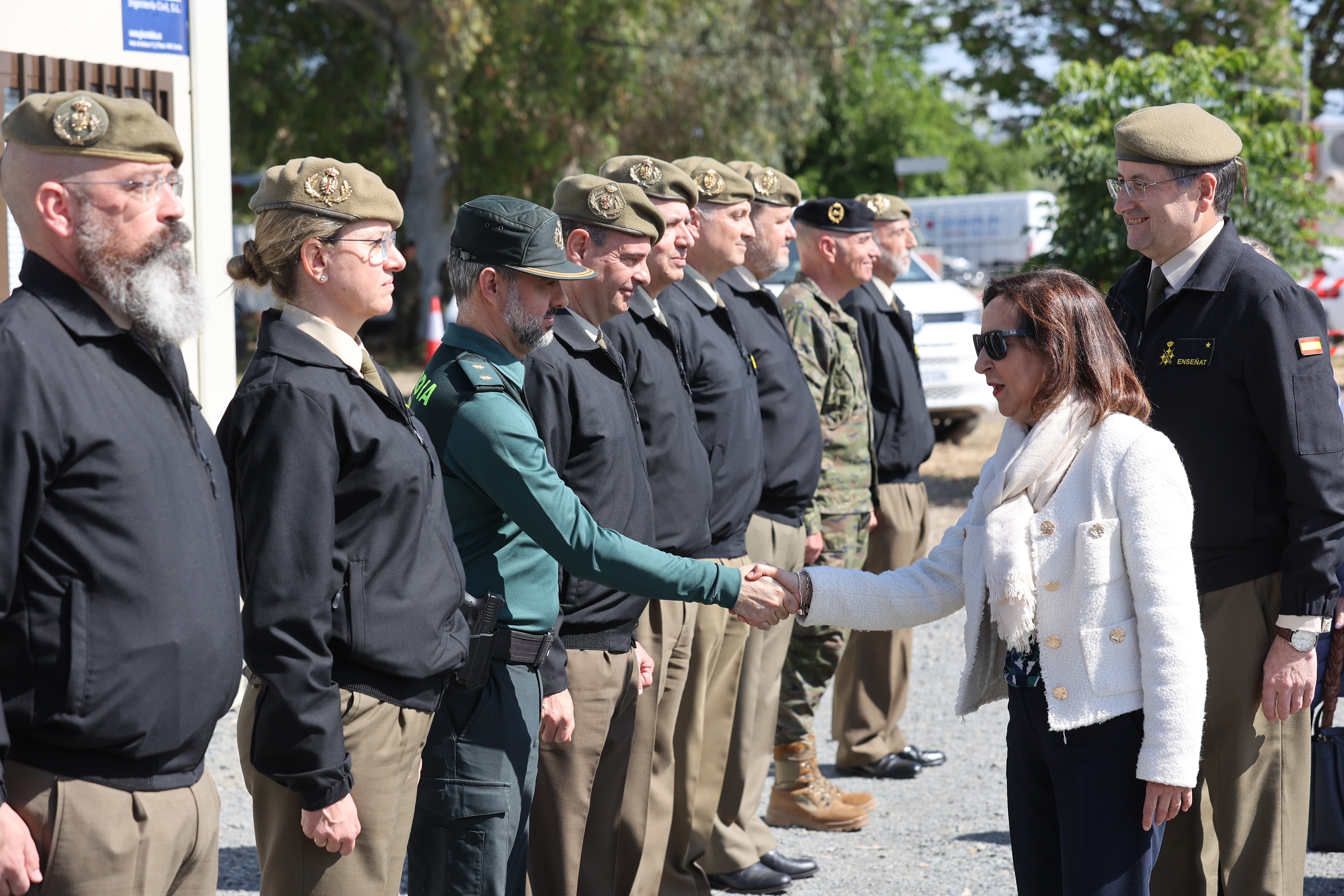 Las imágenes de la visita de la ministra de Defensa a las obras de la Base Logística del Ejército