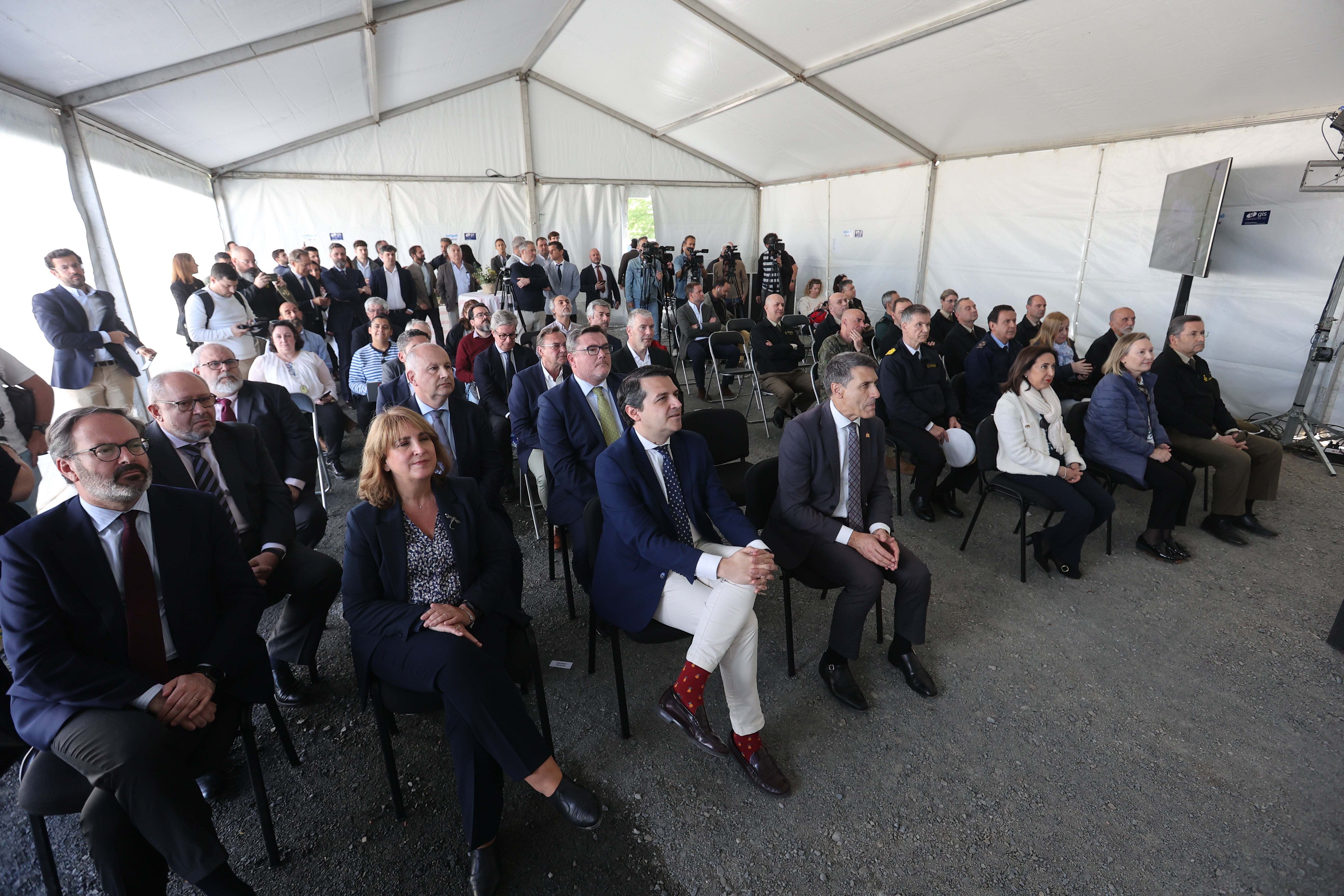 Las imágenes de la visita de la ministra de Defensa a las obras de la Base Logística del Ejército