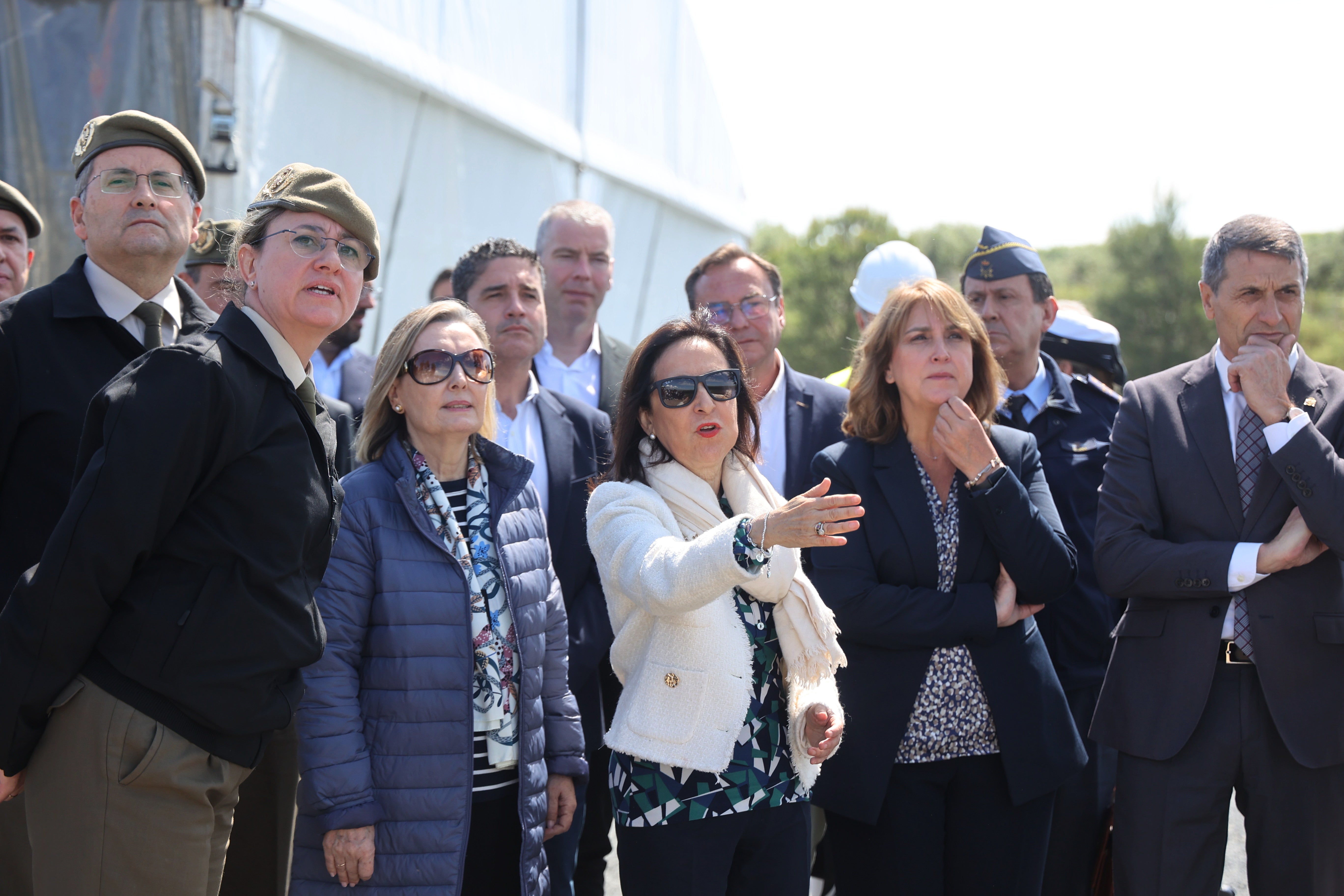 Las imágenes de la visita de la ministra de Defensa a las obras de la Base Logística del Ejército