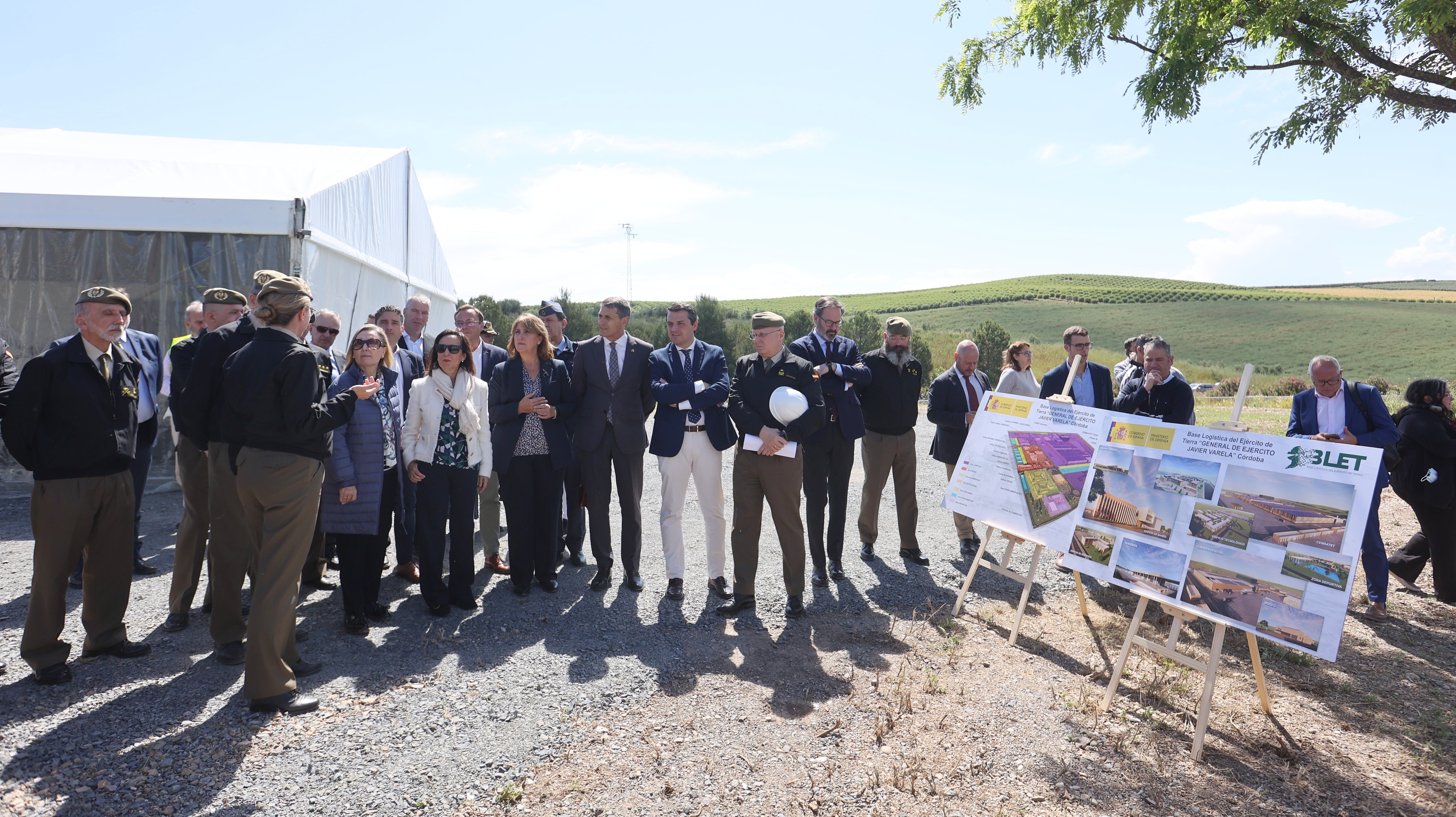 Las imágenes de la visita de la ministra de Defensa a las obras de la Base Logística del Ejército