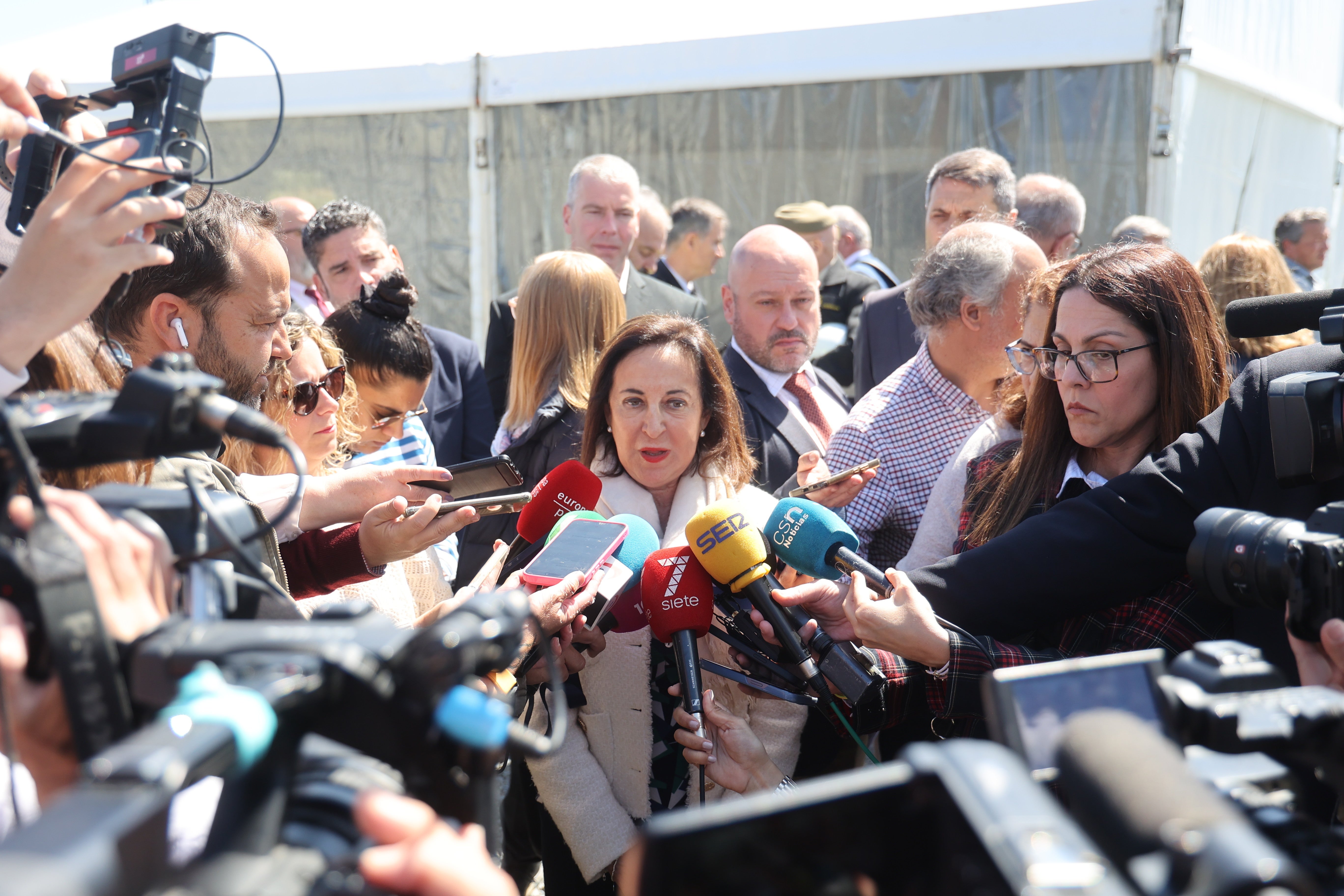 Las imágenes de la visita de la ministra de Defensa a las obras de la Base Logística del Ejército