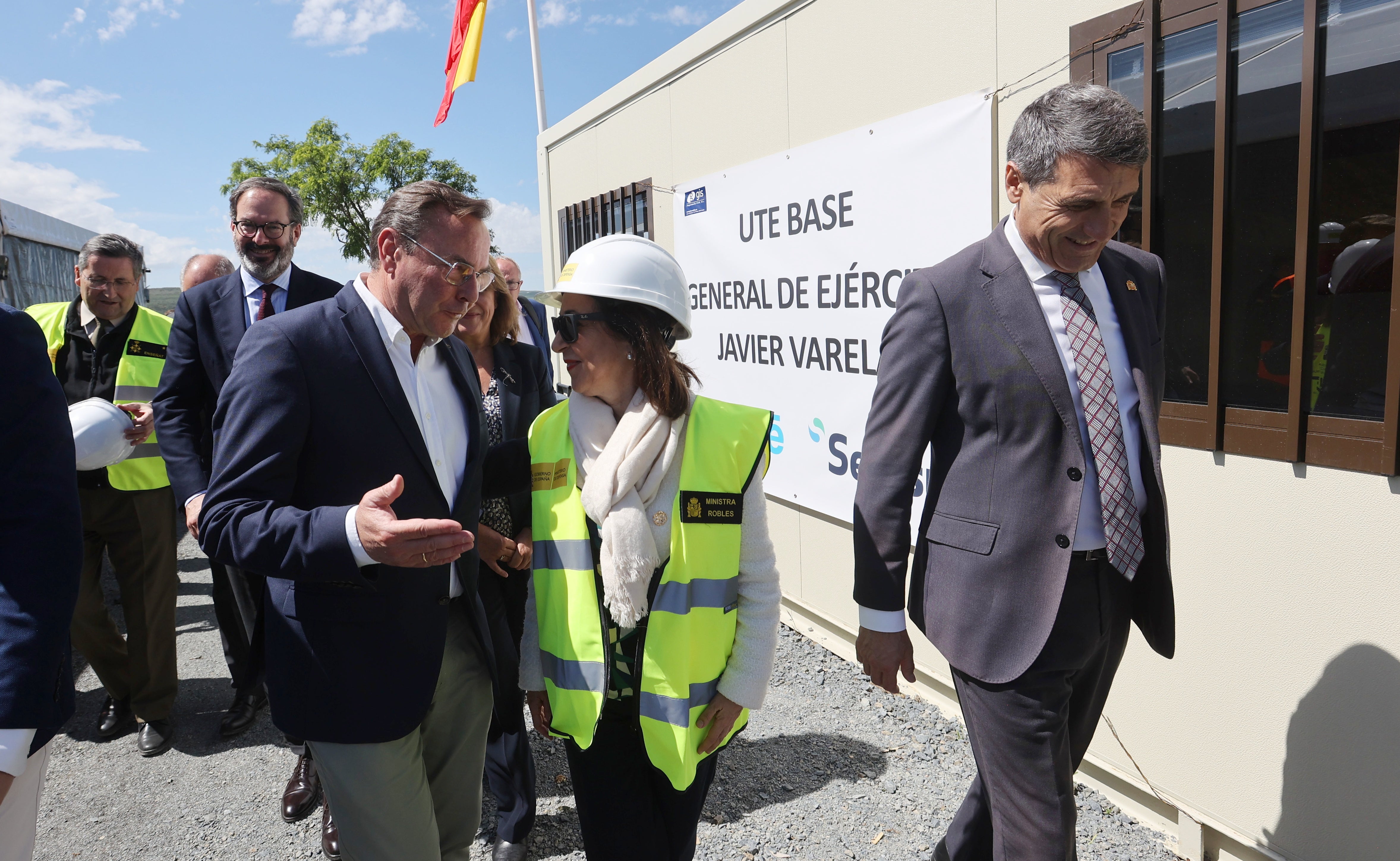 Las imágenes de la visita de la ministra de Defensa a las obras de la Base Logística del Ejército